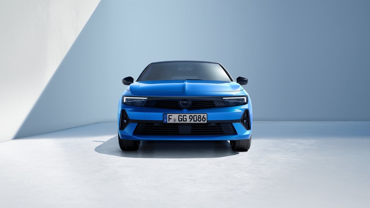 Nahaufnahme der Frontansicht eines blauen  Astra Sports Tourers